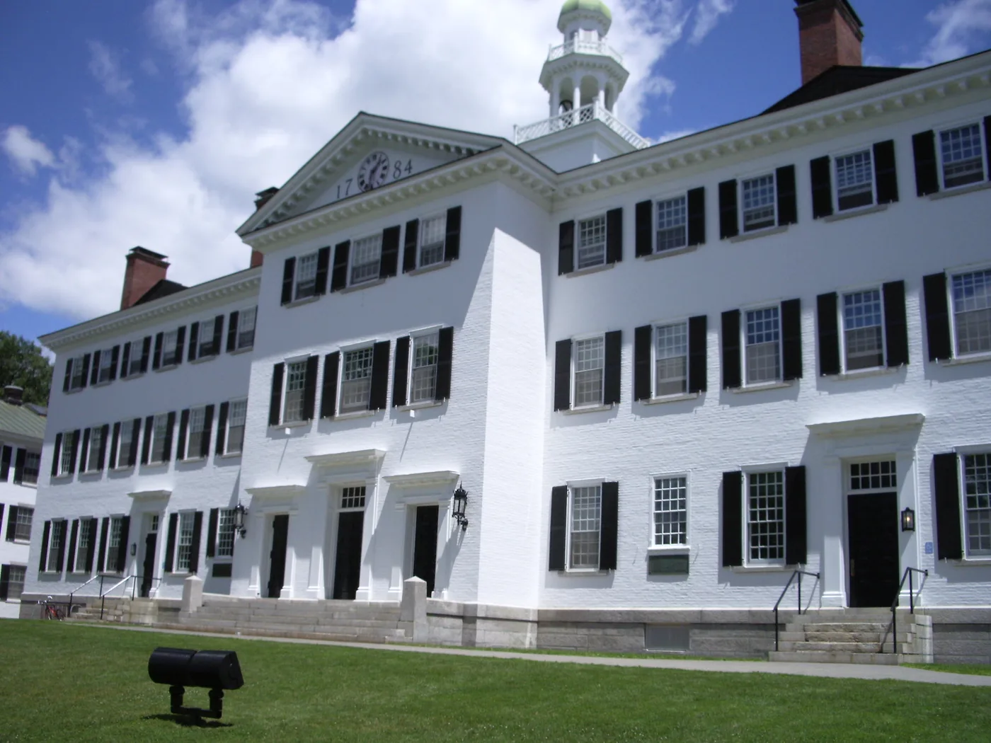 Dartmouth Hall, edificio in mattoni bianchi del campus del Dartmouth College.