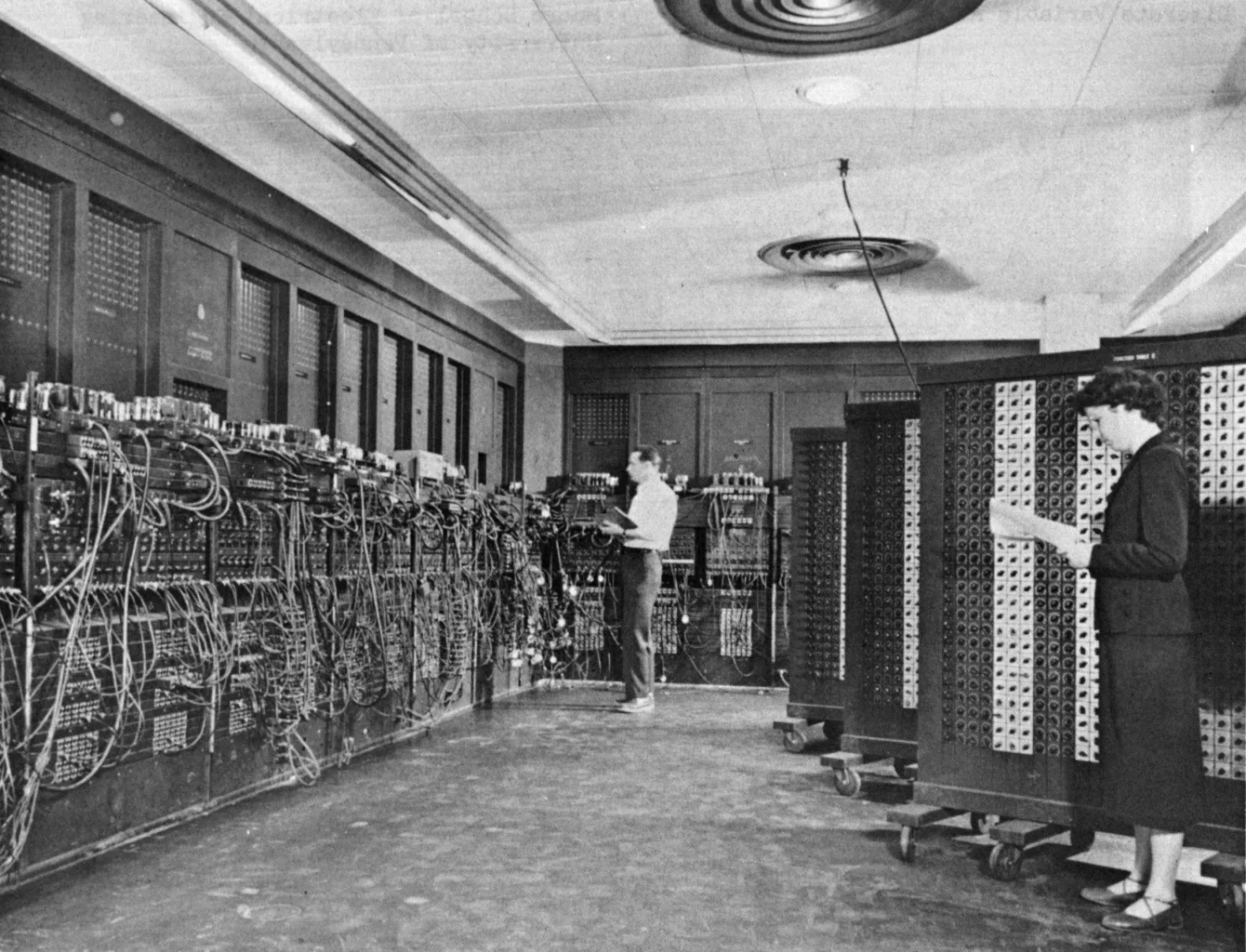Due programmatori davanti ai pannelli di commutazione dell'ENIAC.